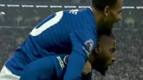 尤文图斯与国际米兰竞逐博洛尼亚新星卡斯特罗，共和报披露